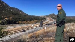 En la foto, un agente de la Patrulla Fronteriza Troy Hunt, observa el puesto de control Pine Valley de California, en la ruta principal de Arizona a San Diego, California.