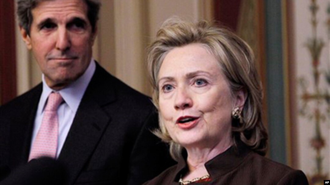 Senator John Kerry (kiri) yang dinominasikan Presiden Obama untuk menjabat Menlu AS, bersama Menlu Hillary Clinton yang akan digantikannya (foto: dok). 