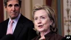 Senator John Kerry (kiri) yang dinominasikan Presiden Obama untuk menjabat Menlu AS, bersama Menlu Hillary Clinton yang akan digantikannya (foto: dok). 