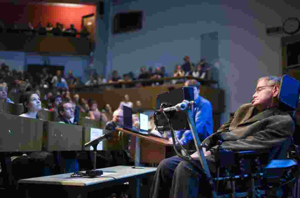 El profesor y físico Stephen Hawking durante una clase magistral sobre la creación del universo para los científicos de CERN, 2009.