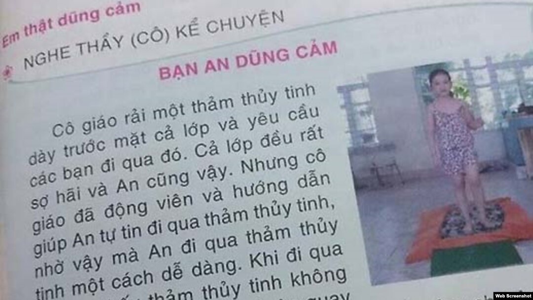 Trong cuốn Thực hành kỹ năng sống cho học sinh lớp 1' có bài học dạy trẻ bước trên thủy tinh vỡ để thể hiện lòng dũng cảm.