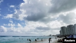 Turistas disfrutan de una playa pública en Cancún, México, 9 de marzo de 2021.