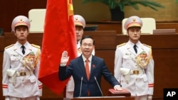越共政治局最年轻的委员武文赏2023年3月2日在国会当选国家主席并宣誓就职。（美联社）