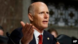 El senador Rick Scott, republicano por Florida, pide que EE.UU. considere un bloqueo naval a Cuba para evitar que reciba petróleo de Venezuela.