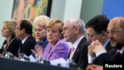 La chancelière allemande Angela Merkel (4ème à gauche), le président français François Hollande (2ème à gauche), la présidente lituanienne Dalia Grybauskaite (3ème à gauche), le président de la Commission européenne José Manuel Barroso (2ème droite), le président du Parlement européen Martin Schulz (droite) Herman Van Rompuy (3e droite) et la ministre allemande du Travail Ursula von der Leyen animent une conférence de presse conjointe à Berlin, Allemagne, 3 juillet 2013. 