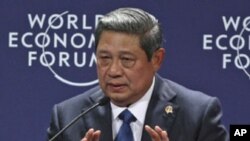 Indonesian President Susilo Bambang Yudhoyono gestures as he speaks during a session at the World Economic Forum On East Asia In Jakarta, Indonesia, June 12, 2011