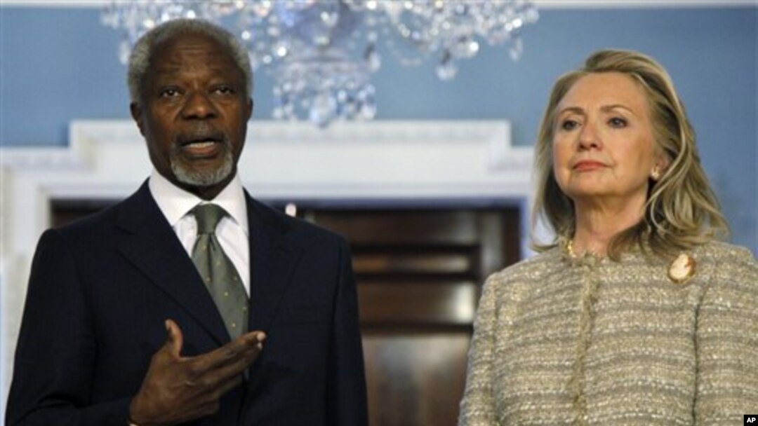 Menlu AS Hillary Clinton dan utusan internasional untuk Suriah Kofi Annan membuat pernyataan bersama di kantor Departemen Luar Negri AS, Washington DC (8/6).