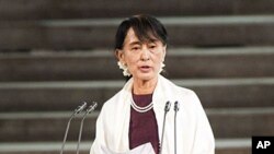 21일 영국 의회 상하양원 합동회의 연설하는 버마의 민주화 운동 지도자 아웅산 수치 여사.