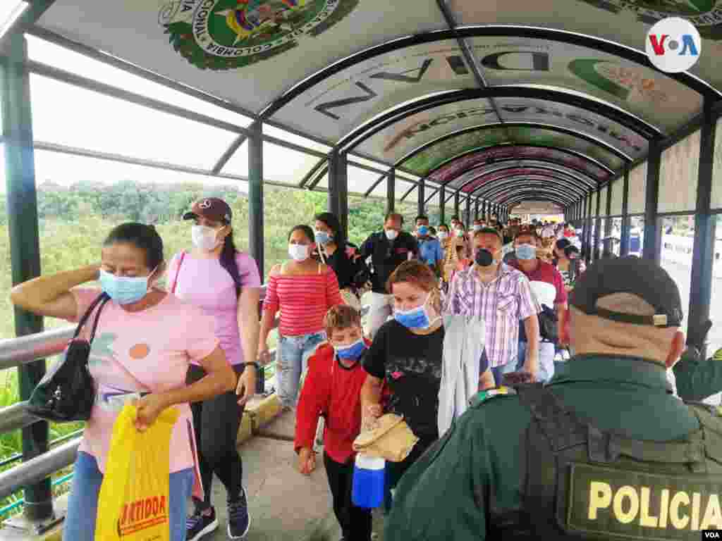 Migrantes con tapabocas cruzando la frontera colombo-venezolana.&nbsp;