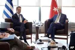 Perdana Menteri Yunani Kyriakos Mitsotakis, kiri, bertemu dengan Presiden Turki Recep Tayyip Erdoğan di sela-sela Sidang Umum PBB di New York, Rabu, 20 September 2023. (Foto: via AP)