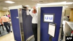 Các biện pháp kiểm ra an ninh mới bao gồm việc sử dụng máy soi toàn thân tại một số phi trường ở Hoa Kỳ, và biện pháp khám xét bằng tay