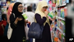 Des Malaisiennes font leurs courses à Kuala Lumpur, Malaisie, le 30 octobre 2014.