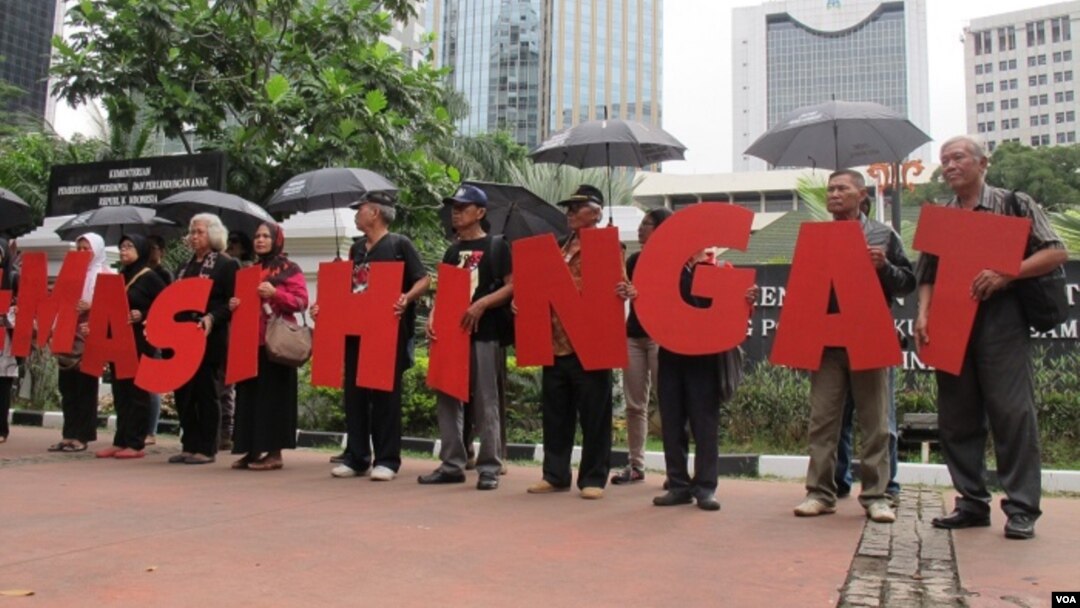 Komisi untuk Orang Hilang dan Korban Tindak Kekerasan (Kontras) bersama korban pelanggaran HAM berat masa lalu melakukan aksi di depan Kantor Kementerian Koordinator Politik Hukum dan Keamanan, Jakarta Kamis 31/3 (VOA/Fathiyah).