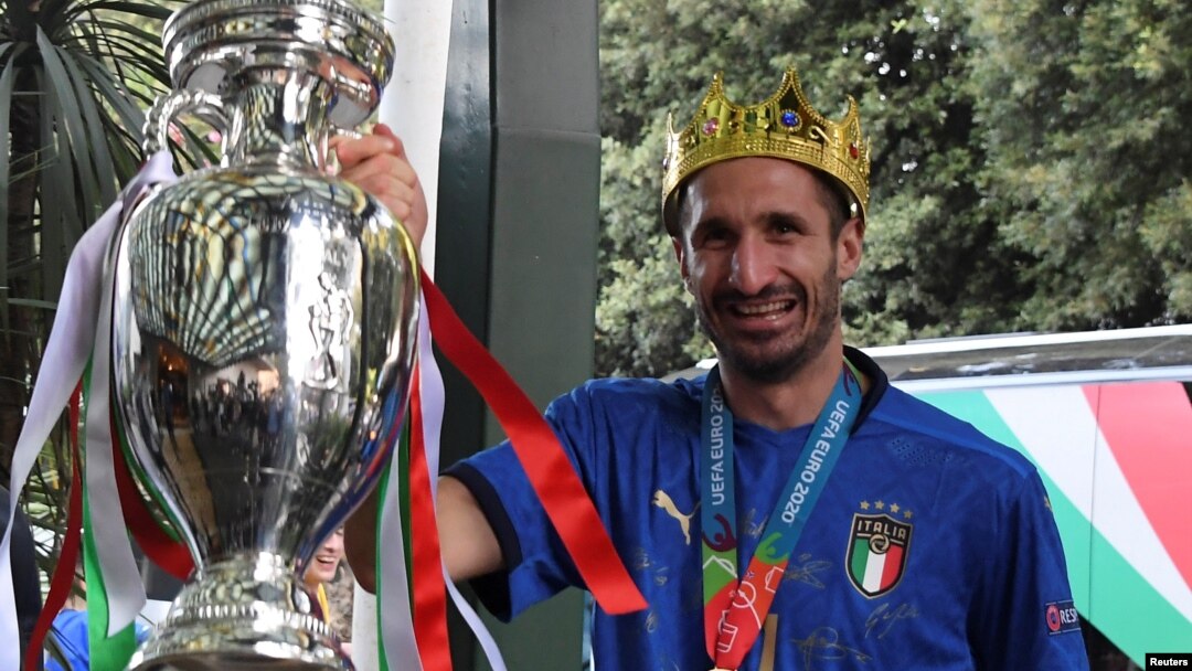 Cúp vàng trong tay đội trưởng đội tuyển Ý, Giorgio Chiellini, ngày 12 tháng Bảy, Rome, Italy.