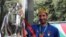 Le capitaine italien Giorgio Chiellini tient la coupe Euro 2020 alors que l'équipe arrive à l'hôtel Parco dei Principi après avoir remporté le championnat d'Europe. 