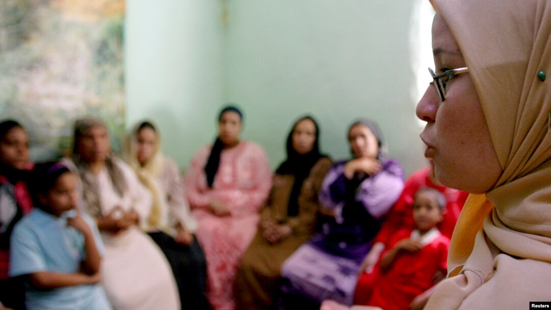 Seorang konselor berupaya meyakinkan para perempuan di Minia, Mesir, untuk tidak memberlakukan praktik mutilasi kelamin terhadap anak-anak perempuan mereka. (Foto: Dok)