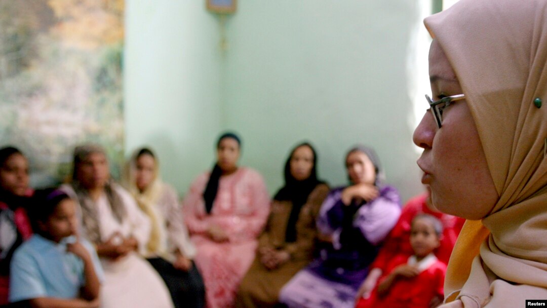 Seorang penyuluh di Minia, Mesir menasihati ibu-ibu agar tidak melakukan mutilasi kelamin terhadap anak perempuan mereka (foto: dok).