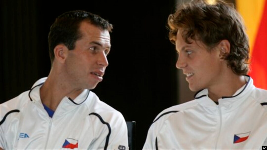 Tomas Berdych, kanan, and Radek Stepanek, kiri, merebut gelar juara Piala Davis bagi Ceko untuk pertama kalinya sebagai negara merdeka dengan mengalahkan tim Spanyol 3-2 (foto: dok).