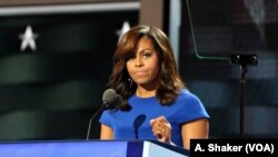 ສະຕີໝາຍເລກນຶ່ງຂອງສະຫະລັດ ທ່ານນາງ Michelle Obama ກ່າວຄຳປາໄສ ທີ່ກອງປະຊຸມແຫ່ງຊາດ ຂອງ ພັກເດໂມແຄຣັດ ທີ່ນະຄອນ Philadelphia ເມື່ອວັນທີ 25 ກໍລະກົດ 2016.