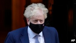 Primeiro-ministro britânico Boris Johnson à saída de Downing Street em Londres, Jan. 12, 2022.