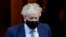 Primeiro-ministro britânico Boris Johnson à saída de Downing Street em Londres, Jan. 12, 2022.