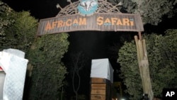 Un camión que transporta una jirafa llamada Benito llega al santuario Africam Safari en las afueras de Puebla, México, el martes 23 de enero de 2024. 