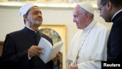 Pope Francis akibadilishana zawadi na Sheikh Ahmed Mohamed el-Tayeb, kushoto, Imam wa chuo kikuu cha al-Azhar huko Vatican, Mei 23, 2016.