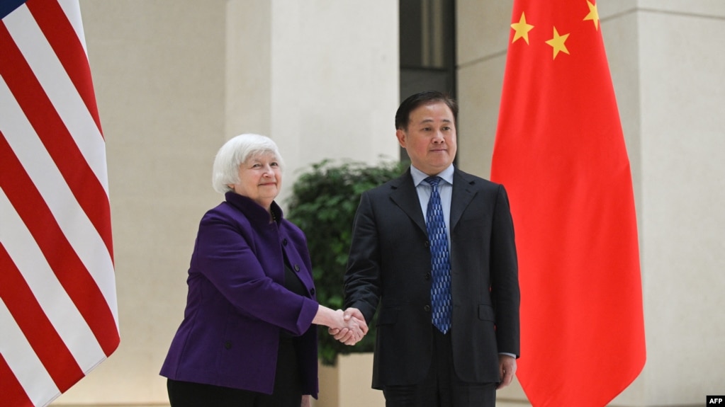 美国财政部长珍妮特·耶伦2024年4月8日访问北京期间与中国人民银行行长潘功胜会面。（法新社照片）(photo:VOA)