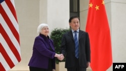 美國財政部長珍妮特耶倫2024年4月8日訪問北京期間與中國人民銀行行長潘功勝會面。 （法新社照片）