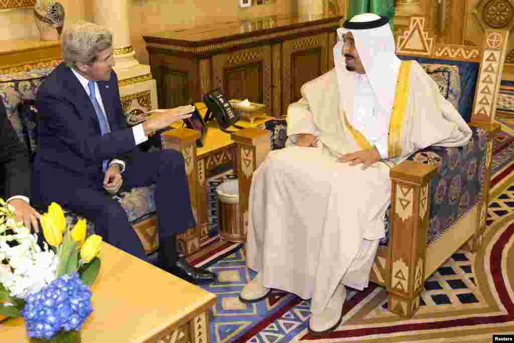 Secretary of State John Kerry meets Saudi King Salman bin Abdulaziz al-Saud at Diriyah Farm in Diriyah, Saudi Arabia, March 5, 2015.