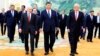 El presidente chino Xi Jinping (centro) con empresarios estadounidenses en la Gran Sala del Pueblo en Beijing, 27 de marzo de 2024. 