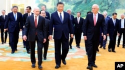 El presidente chino Xi Jinping (centro) con empresarios estadounidenses en la Gran Sala del Pueblo en Beijing, 27 de marzo de 2024. 