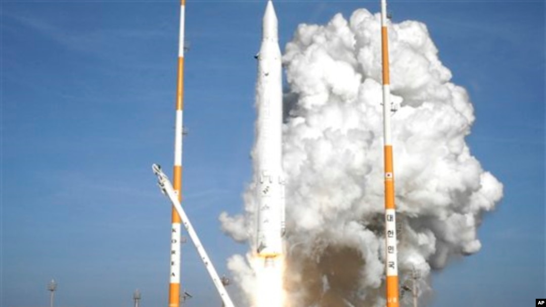 Roket Korea Selatan, KSLV-1, lepas landas Naro Space Center di Goheung, 480 kilometer selatan Seoul hari Rabu (30/1).
