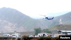 El helicóptero que transportaba al presidente iraní, Ebrahim Raisi, despega en la frontera entre Irán y Azerbaiyán el 19 de mayo de 2024.