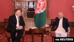 Afghanistan's President Ashraf Ghani,right, meets with U.S. Secretary of State Mike Pompeo in Kabul, March 23, 2020. (Afghan Presidential Palace/Handout via Reuters) 