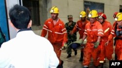 This photo taken on October 21, 2018 shows rescuers transferring an injured miner after a mining accident in Yuncheng County in China's eastern Shandong province. - Nineteen miners have been confirmed dead in east China following a mining accident earlier this month that trapped 22 people, state media reported on October 29.