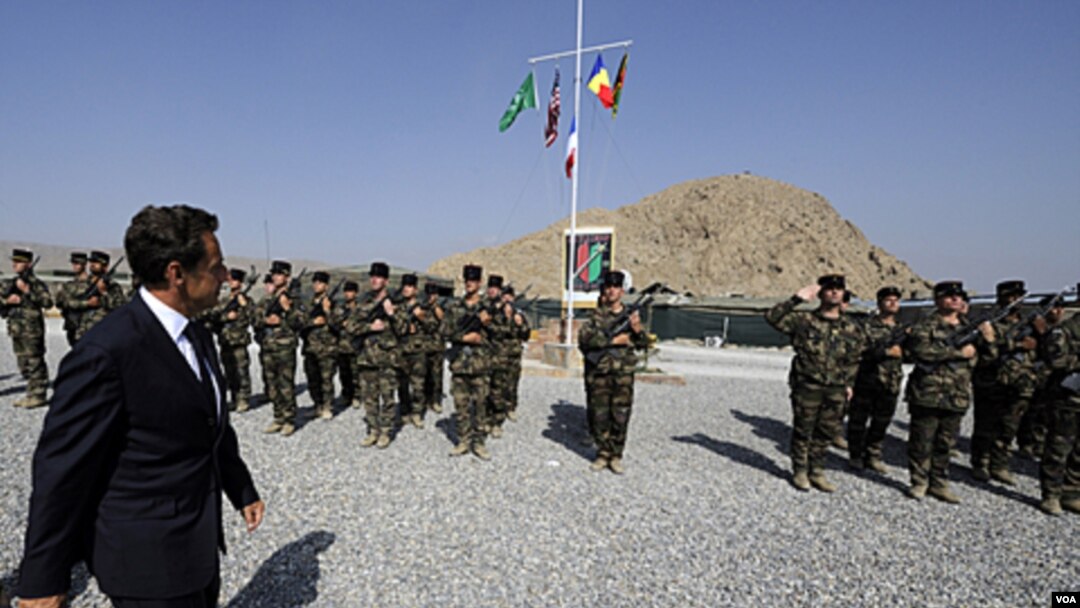 Presiden Nicolas Sarkozy saat mengunjungi tentara Perancis di pangkalan militer Tora, Afghanistan (12/7).