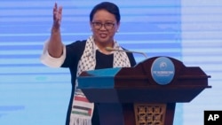 Menteri Luar Negeri Indonesia Retno Marsudi mengenakan "selendang Palestina" pada saat berbicara pada Bali Democracy Forum, 7 Desember 2017 lalu (foto: dok). 