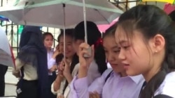 Lao students are waiting to see President Barack Obama at Cultural Center in Vientiane