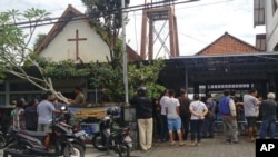 Warga berkumpul di luar Gereja St. Lidwina setelah serangan di Sleman, Yogyakarta, Minggu, 11 Februari 2018. Polisi menembak penyerang gereja yang membawa pedang.