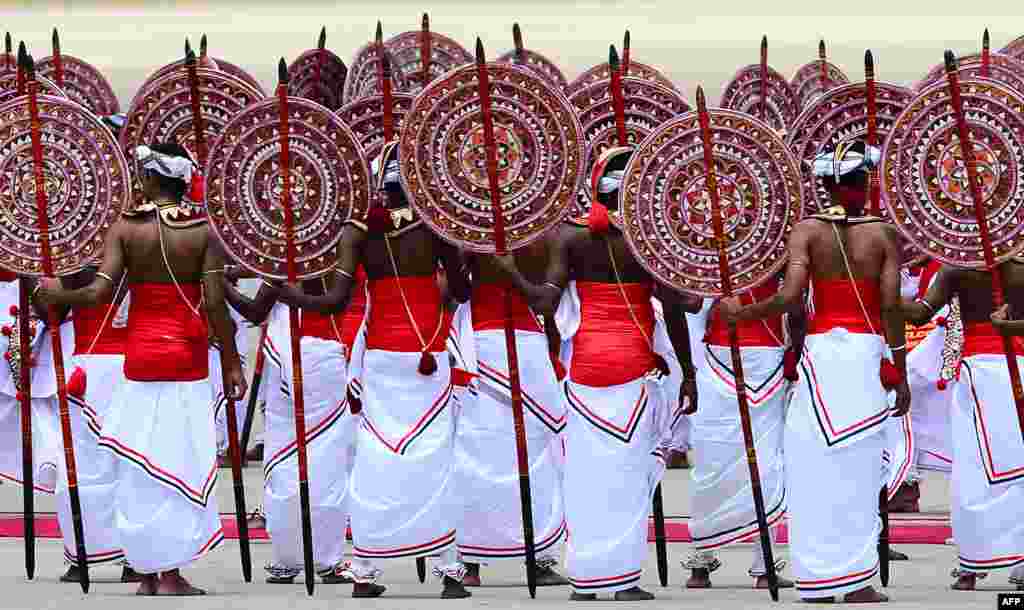 Vũ công người Sri Lanka biểu diễn một điệu nhảy truyền thống trong buổi lễ tiếp đón sau khi Chủ tịch Trung Quốc Tập Cận Bình đến Sân bay Quốc tế Bandaranaike ở Katunayake.