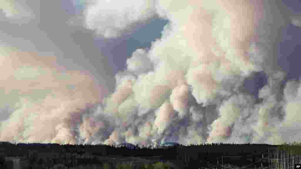 La fumée &nbsp;dans l&#39;air après l&#39;incendie a brulée &nbsp;forêt à Alberta, le 5 mai 2016.