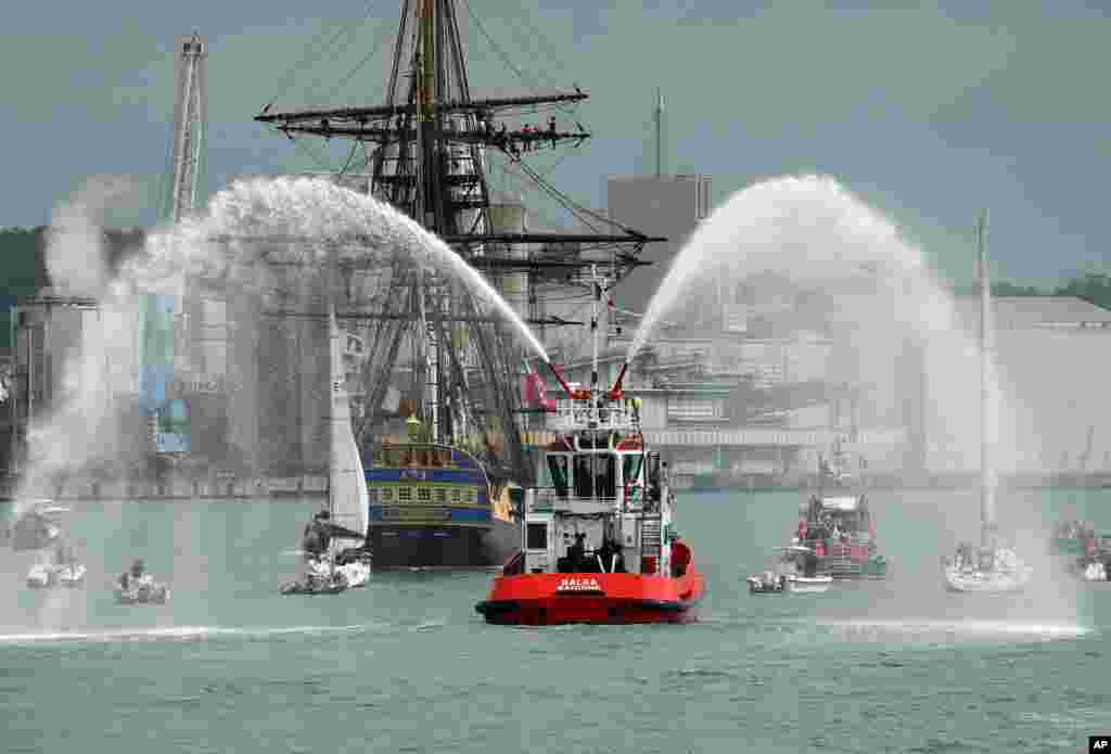 The frigate Hermione arrives in the port of Bayonne, southwestern France, for renovation.&nbsp;The vessel, a reproduction of the 1779 Hermione, which achieved fame by ferrying General La Fayette to the United States in 1780.&nbsp;