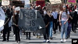 Manifestation à Berlin le 31 mai 2020 contre la discrimination raciale et la violence policière après la mort de George Floyd lors d'une interpellation de la police aux États-Unis. (Bernd von Jutrczenka/AP)