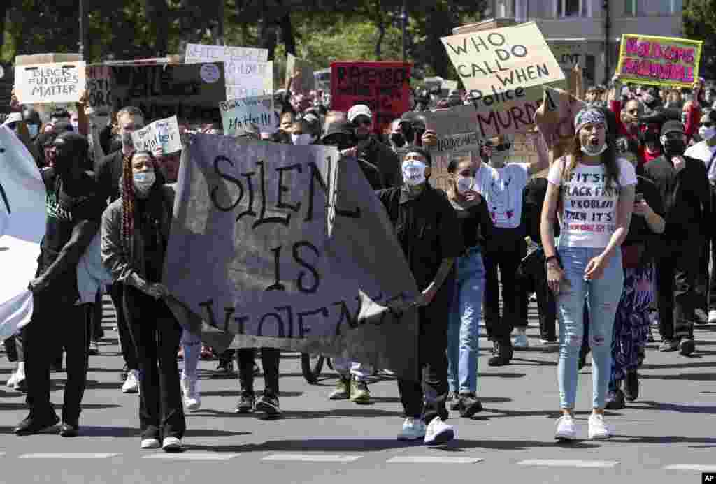 Watu wakiandamana Berlin, Ujerumani, Jumapili, Mei 31, 2020 dhidi ya ubaguzi against racism na uvunjifu wa sheria unaofanywa na polisi baada ya kifo cha kikatili cha Mmarekani mweusi George Floyd chini ya mikono ya polisi mzungu Marekani. (Bernd von Jutrczenka/dpa via AP)