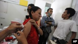 Seorang pasien perempuan menerima pengobatan gratis di klinik Tuberkulosis di Jakarta. (Foto: Dok)