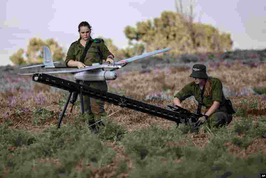 دو سرباز اسرائیل در حال تنظیم یک پهپاد در نزدیکی مرز با نوار غزه. در روزهای گذشته چندبار راکت‌هایی از سوی غزه به خاک اسرائیل پرتاب شده و ارتش اسرائیل گفته این تحرکات را تحمل نمی‌کند. 
