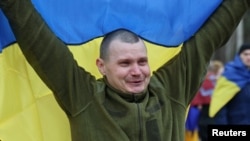 خوشحالی یکی از سربازان آزادشده اوکراینی (شنبه ۲۲ فروردین)