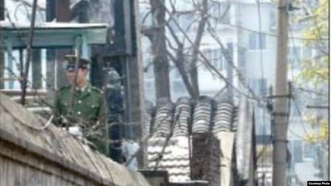 赵紫阳家的院牆上架起了一圈鐵絲網，武警警惕地注视着周围。(博讯照片)