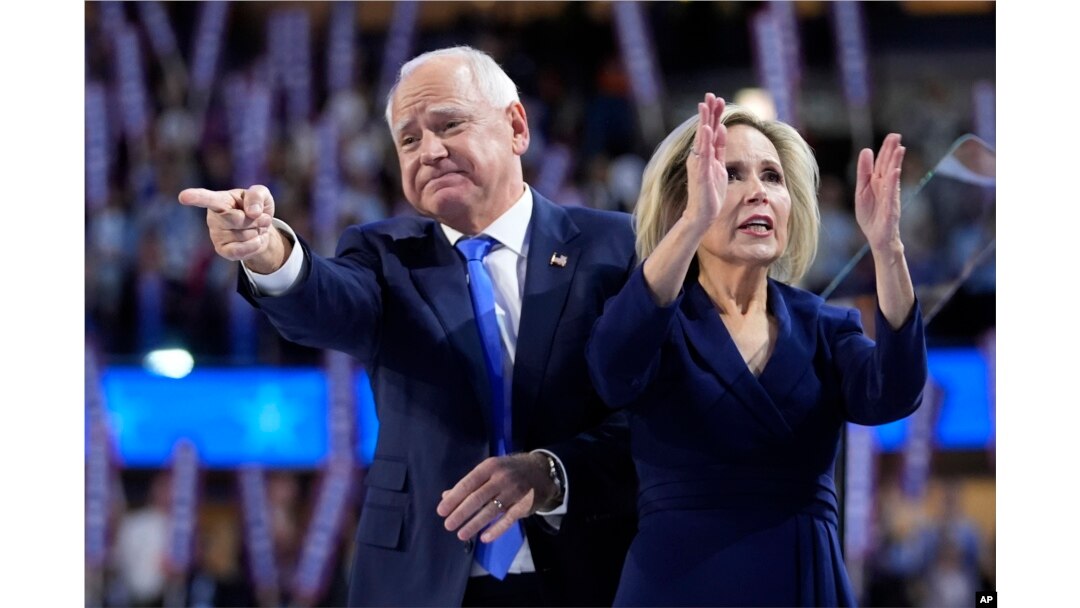 Guverner Minnesote Tim Walz i njegova supruga Gwen na Demokratskoj nacionalnoj konvenciji u Chicagu, 21. augusta 2024.